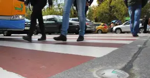 Пежо помете пешеходец на зебра до гарата