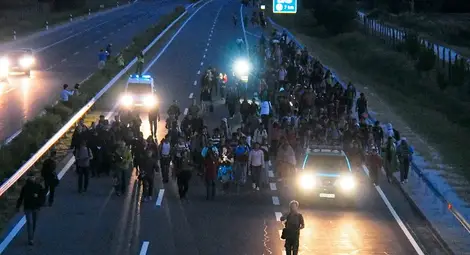 Стотици мигранти ходиха 15 км. пеш по магистрала към Будапеща