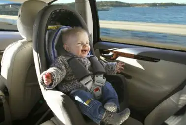 Въвеждат новите изисквания за безопасност за бебе в колата