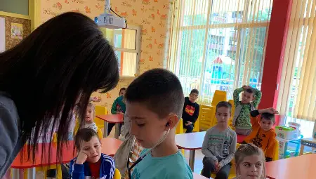 Сестри от онкодиспансера в Русе гостуваха на децата в ДГ „Русалка“ Сестри от онкодиспансера в Русе гостуваха на децата в ДГ „Русалка“