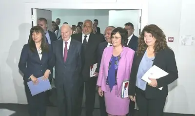 Филиз Хюсменова, Симеон Сакскобургготски, Бойко Борисов, Сергей Станишев, Корнелия Нинова и Илияна Йотова Снимка: Пиер Петров