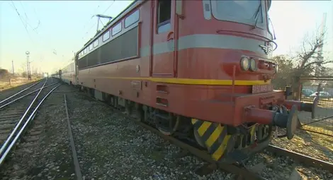 Локомотив удари вагони с пътници в Мездра