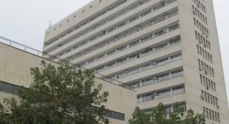 Лекари се борят за спасяването на паднал от покрив работник