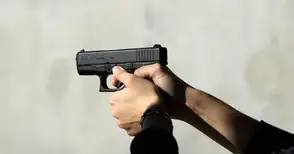 17-годишен вади пищов на служител от паяка