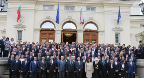 Депутатските заплати падат със 141 лева