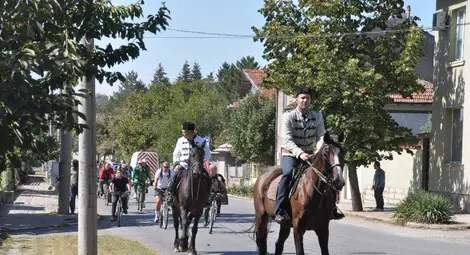 Велопоход и конници отдадоха почит на Червеноводските герои