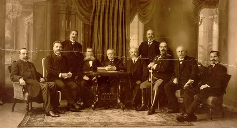 Правителството на Иван Евстр. Гешов (със скръстените ръце в средата), до който вдясно е Ал. Людсканов (от НБКМ- БИА C VII 49) Правителството на Иван Евстр. Гешов (със скръстените ръце в средата), до който вдясно е Ал. Людсканов (от НБКМ- БИА C VII 49)