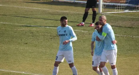 Драгош Фирцулеску получава поздравления след втория си гол във вратата на „Локо“. Драгош Фирцулеску получава поздравления след втория си гол във вратата на „Локо“.