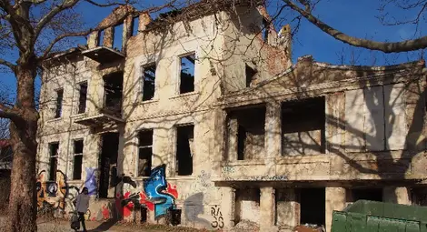 Призрачна къща на входа на Варна /галерия/