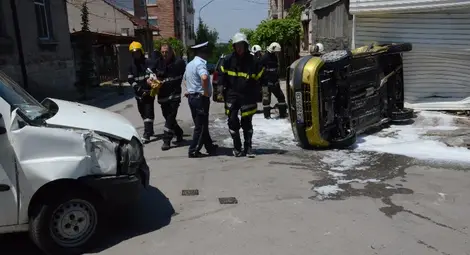Пожарникари заляха кола с пяна след катастрофа на кръстовище