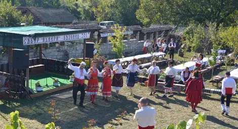 &bdquo;Кукери&ldquo; завъртяха пъстри хора  на своя първи фолклорен събор