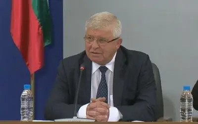 Ананиев уточнява мерките в удължената епидемична обстановка Ананиев уточнява мерките в удължената епидемична обстановка