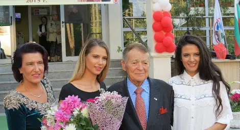 Игнат Канев с певицата Гуна Иванова и двете й внучки. Снимка: Авторът