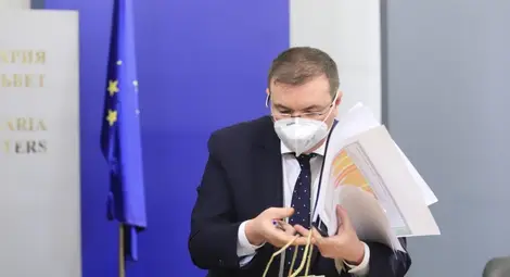 Ресторанти, спортни зали и молове остават затворени, малките ученици се връщат в клас, отварят градините Ресторанти, спортни зали и молове остават затворени, малките ученици се връщат в клас, отварят градините