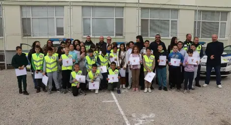 Близо 40 деца от Две могили се учиха на пътна безопасност. Инициативата бе организирана от заместник областния управител Георги Георгиев, а в нея се включиха редица институции