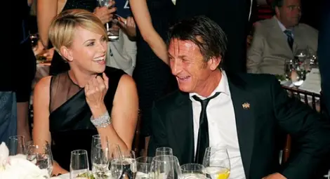 Шон Пен и Чарлийз Терон минават под венчило на плаж