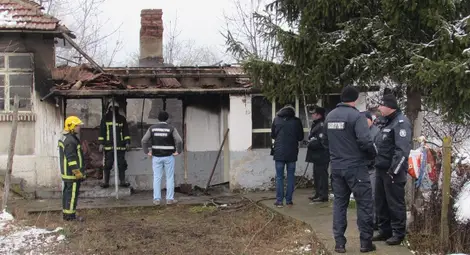 Възрастна жена загина при пожар в дома си, смел мъж спаси дъщеря й