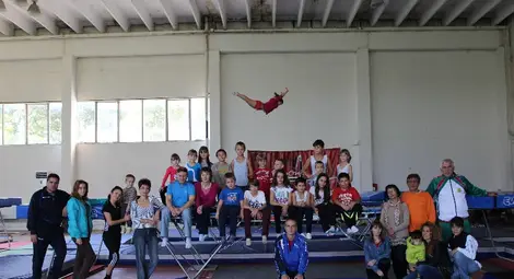 Скачачите на батут направиха шоу за гости и родители