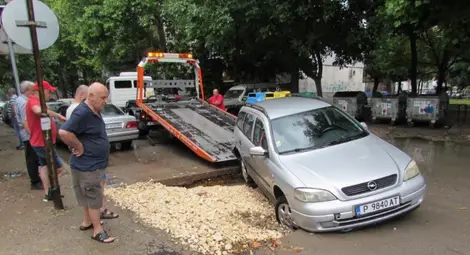 Кола пропадна в прясно засипан изкоп след ремонт на топлопровод
