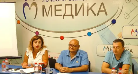 Д-р Кирил Панайотов и Алис Муртезова обясняват по какви проекти за облагородяване на района работи &bdquo;Медика&ldquo;. Снимка: Авторът