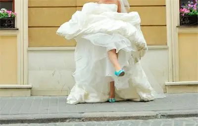 Младоженка забременя от джудже-стриптизьор на моминското си парти