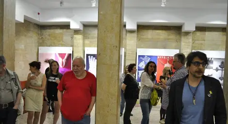 Плакатистката Люба Томова: Асоциално за социалното - защото стената не е само на улицата Плакатистката Люба Томова: Асоциално за социалното - защото стената не е само на улицата