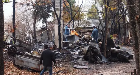 Пожар изпепели бунгала в Рибарското селище край &bdquo;Златните&ldquo; /галерия/