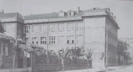 Три езика и калиграфия учели децата в Мъжкото католическо училище на епископ Агосто