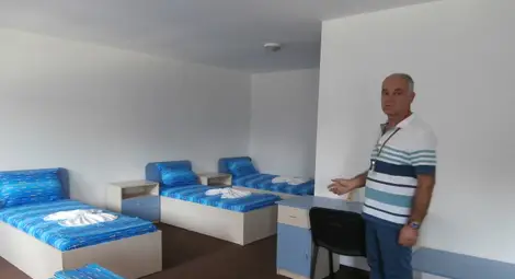 Димчо Петров показва стаите в  почивната станция на туристическия център. 			 Снимки: Архив &bdquo;Утро&ldquo;