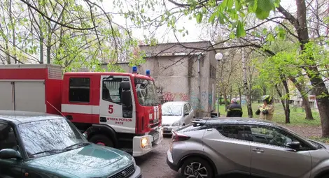 За щастие, не се наложи пожарникарите да се намесват, след като трафопостът гръмна.  		Снимка: Русе Медиа