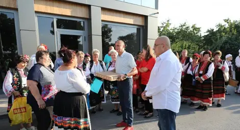 Депутатът Пламен Нунев връчва лаптопа на представители на читалището в Малко Враново.                                      Снимка: ГЕРБ