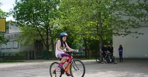 Математическата и Корабната победители в състезанието по безопасност на движението