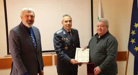 Кметът на Ценово д-р Петър Петров стана единственият кмет от Русенско с медал от министъра на отбраната Атанас Запрянов за високи резултати при съхраняването на военноисторическото наследство Кметът на Ценово д-р Петър Петров стана единственият кмет от Русенско с медал от министъра на отбраната Атанас Запрянов за високи резултати при съхраняването на военноисторическото наследство