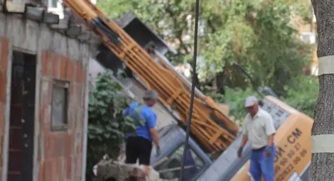 Багер се обърна и затисна мъж и 5-годишно дете