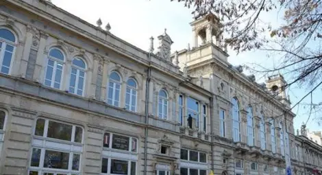 Улични танци на сцена пред Доходното в събота