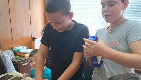 Малки сладкари от Долна Студена майсториха черешки и скалички /галерия/