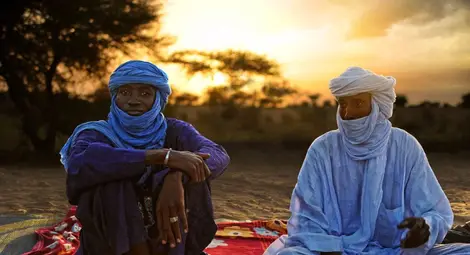 Жените на туарегите и техните мъже с покрити лица