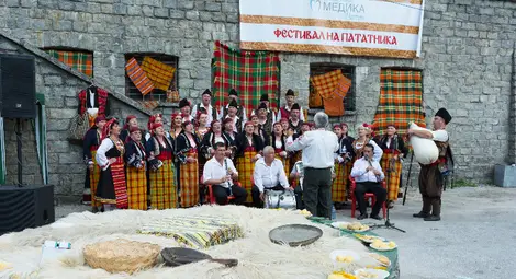 Фестивалът на пататника събра стотици посетители в Наречен