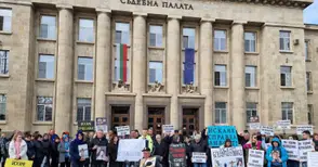 Близки и приятели на загинали в катастрофа деца: Три години разследване... Искаме справедливост