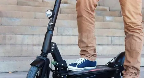 Дупка на велоалея прати в болница 32-годишен мъж на е-скутер