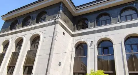 Тиксо държи да не падат плочи от фасадата на Административния съд Тиксо държи да не падат плочи от фасадата на Административния съд