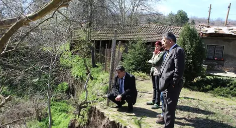Активизирано свлачище напука къщи в Пиргово