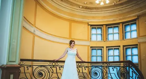 Мартина избра библиотеката за сватбената си фотосесия