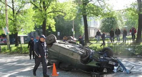 Неизвестен шофьор с чужд опел се обърна по таван и избяга