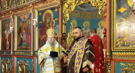 Митрополит Наум ръкоположи младия дякон Йоан след архиерейска литургия в храма &bdquo;Света Троица&ldquo;.