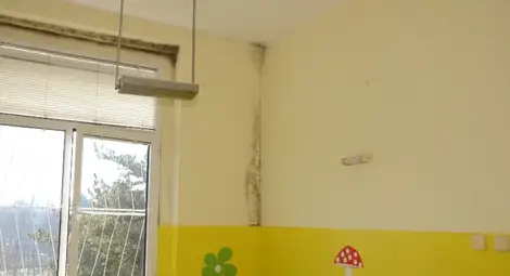 Педиатрията тъне в мухъл и чака пари от държавата