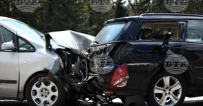Шофьор блъсна шест коли, намиращи се в автокъща в Старозагорско, и избяга