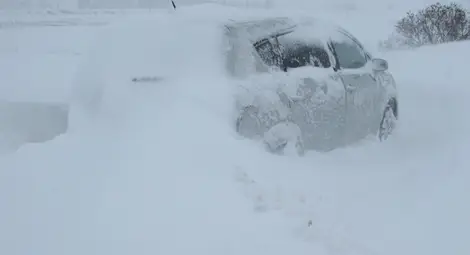 Пет коли са закъсали на пътя Мартен-Николово, има и деца в тях