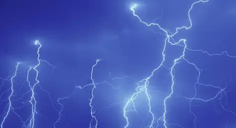 Мълния изпепели дърводелски цех в Пловдив