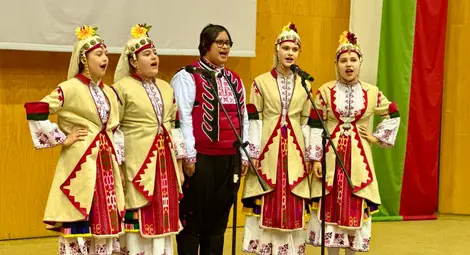 Над 120 деца и младежи от различни етнически групи се включиха в концерта „Да празнуваме заедно“ в Русе Над 120 деца и младежи от различни етнически групи се включиха в концерта „Да празнуваме заедно“ в Русе